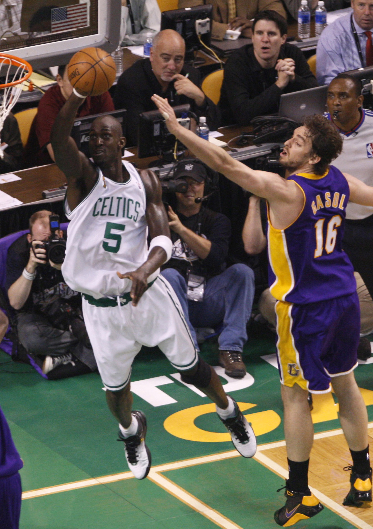 Boston Celtics Los Angeles Lakers in Game 1 of the NBA Final's basketball championship in Boston, June 5, 2008.